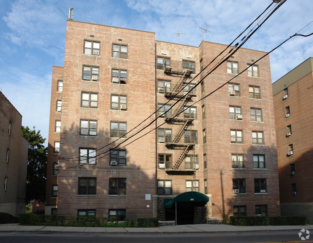 About 595 Mclean Ave, Yonkers NY HOAs, Reviews, Amenities