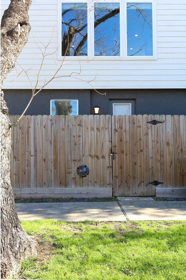 3107 Saint Charles St unit C, Houston, TX 77004 - photo 7