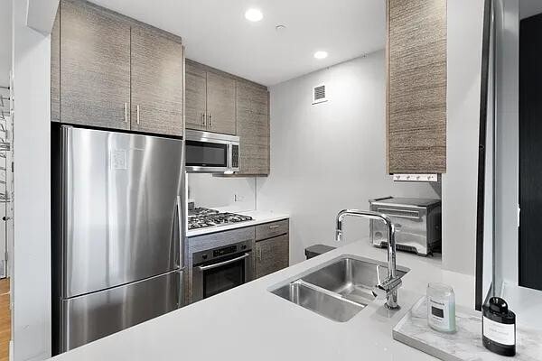 305 W 16th St unit 5B, New York, NY 10011 - photo 2