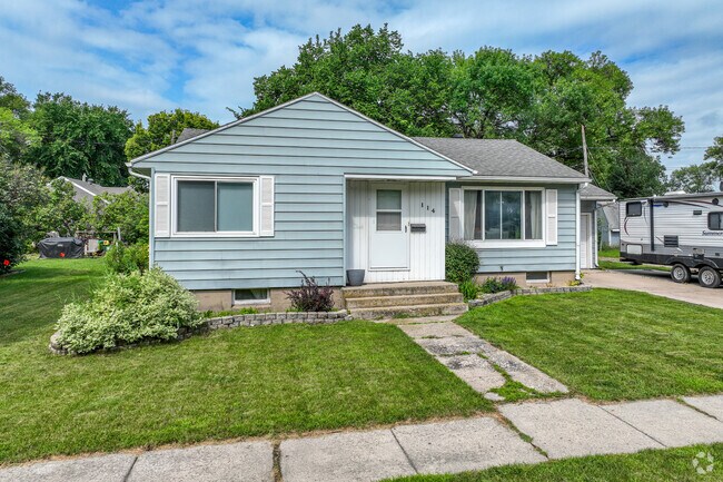Ranch style homes are common in the neighborhood of Sukuts.