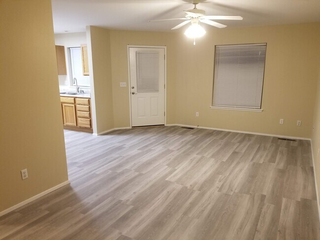 1048 NE Warner Place unit 1, Bend, OR 97701 - photo 4