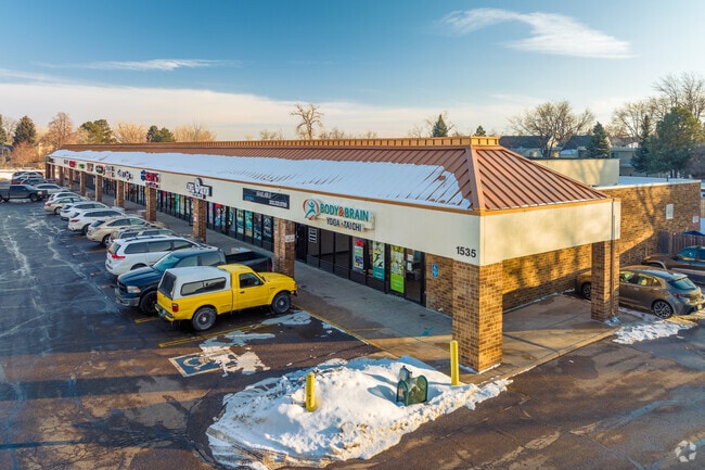 Lochwood Shopping Center in Kendrick Lake features a mix of convenience stores and restaurants.