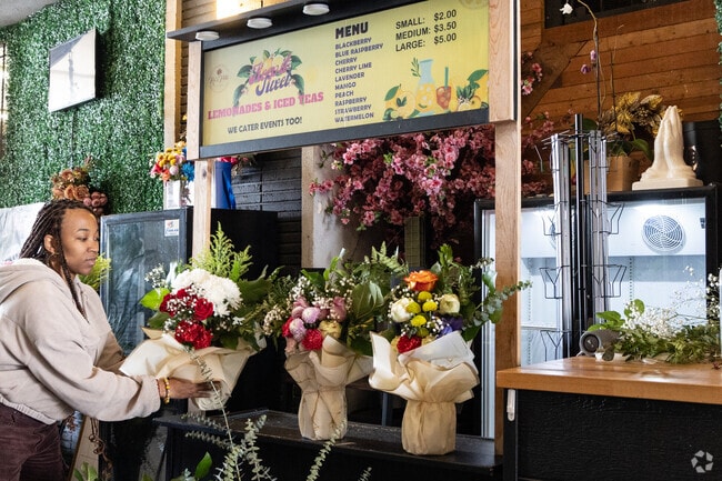 Ro's Petals Floral Design in Arcade Hallway offers View Park floral design.