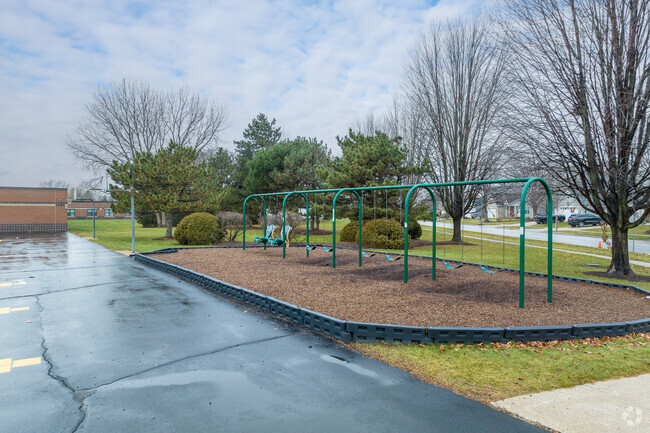 Heritage Lakes Elementary School has a student-teacher ratio of 11 to 1.