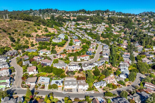 The hilly area and the Oakland weather of Glen Highlands creates a mostly sunny microclimate.