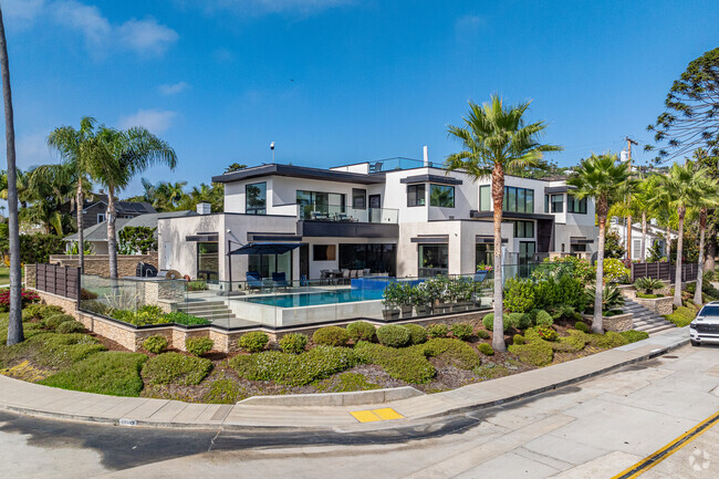 Lower Hermosa is home to a number of modern contemporary residences.