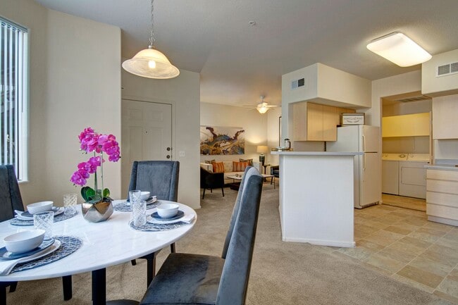 Sonoma Landing Dining Area