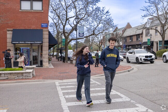 Glencoe has restaurants and boutique shops in town, with nearby access to many parks and nature.