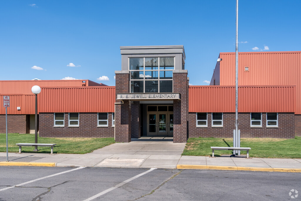 R.E. Jewell Elementary School serves grades K-5 in the Old Farm District of Bend.