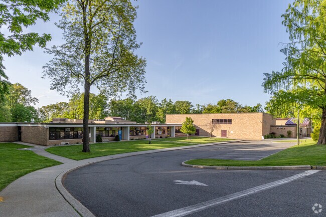 Grandview School is a community of learners, building a brighter future together.