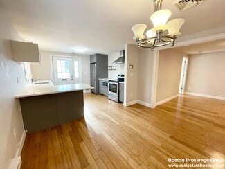 114 Buttonwood St, Boston, MA 02125