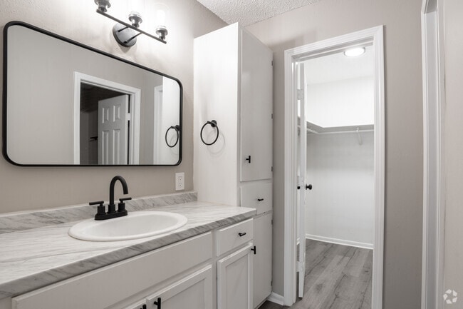 2BR, 2BA - 1050SF - Master Bathroom