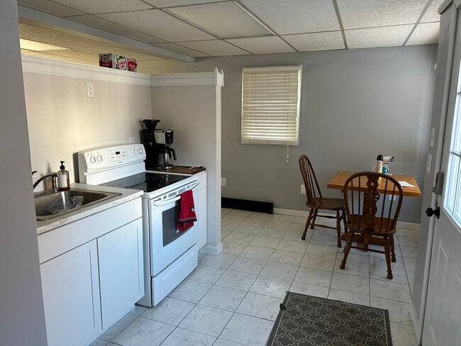 349 Naubuc Ave unit C, Glastonbury, CT 06033 - photo 2