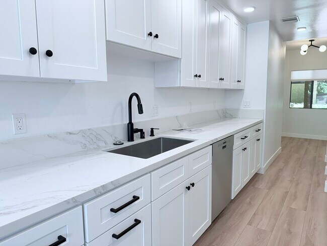 14572 Dickens St unit 105, Sherman Oaks, CA 91403 - photo 6