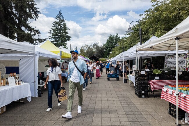 The Lake Oswego Farmer's Market is operatate by the cvity's parks and rec dept.