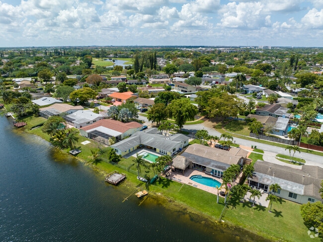 Pembroke Lakes has lakefront Single-family Houses that rest on the shores of Florida waters.