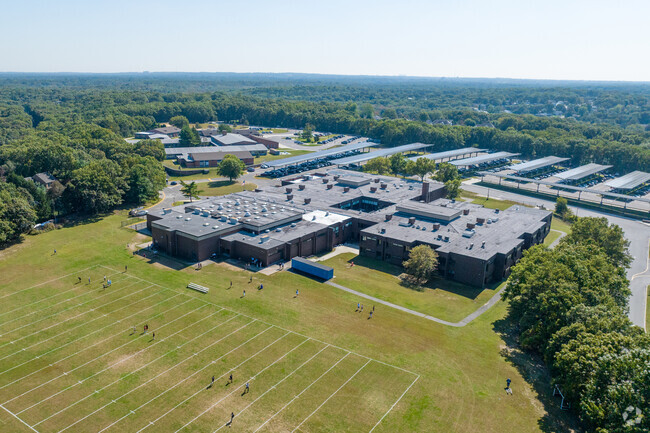 NID 537910 Accompsett Middle School shares grounds with Smithtown West High and an Elementary.