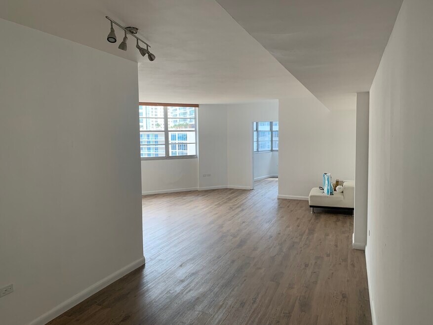 999 Brickell Bay Dr unit 2011, Miami, FL 33131 - photo 1