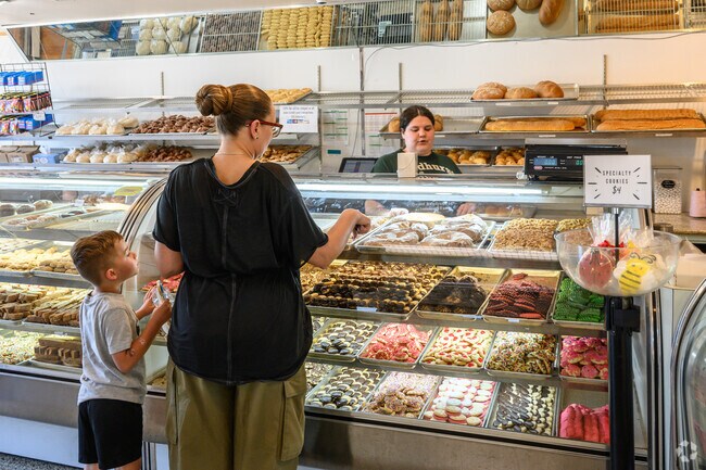 Lyndhurst Pastry Shop has served Italian sweets since 1948.