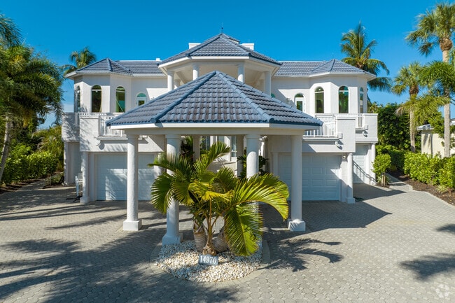 Punta Rassa counts with some notable homes in the Palm Acres area.