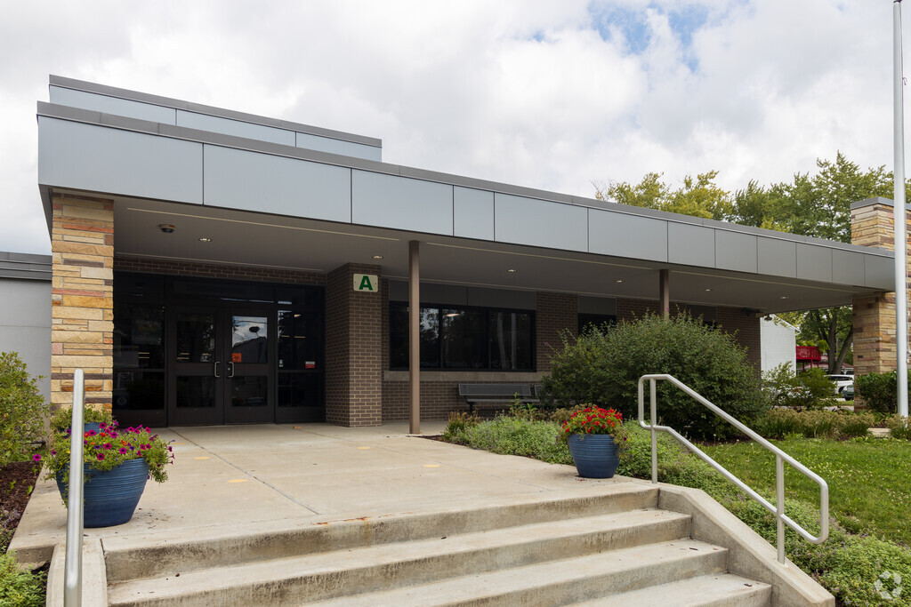 Memorial Elementary School provides education in the neighborhood of 
Valparaiso