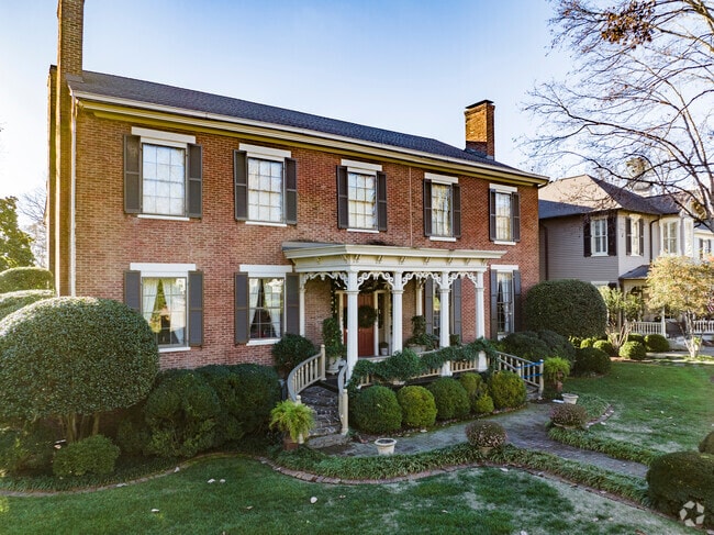 There are several examples of the Federal Architectural Style in Twickenham.