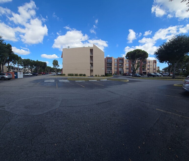 Ramblewood Condominium, Miami, FL 33183 - photo 1