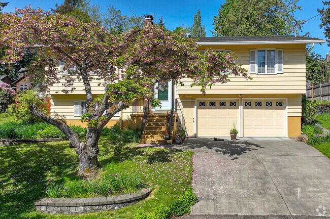 Midcentury split level home in Multnomah, Portland.