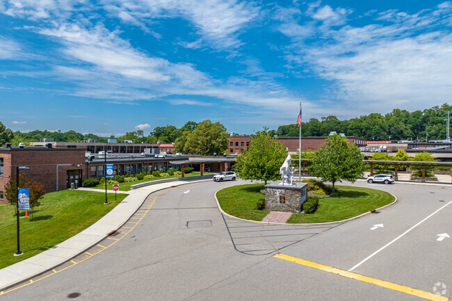 Roslyn High School in Roslyn Heights has a student to teacher ratio of 11 to 1.