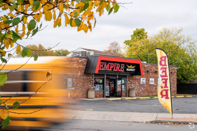 There are also some convenience and smaller grocery stores stores in Kenfield.