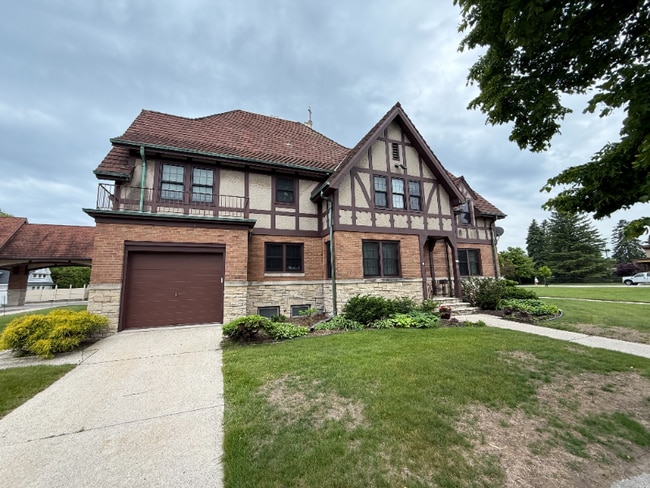 523 St Clair Ave, Sheboygan, WI 53081 - photo 2