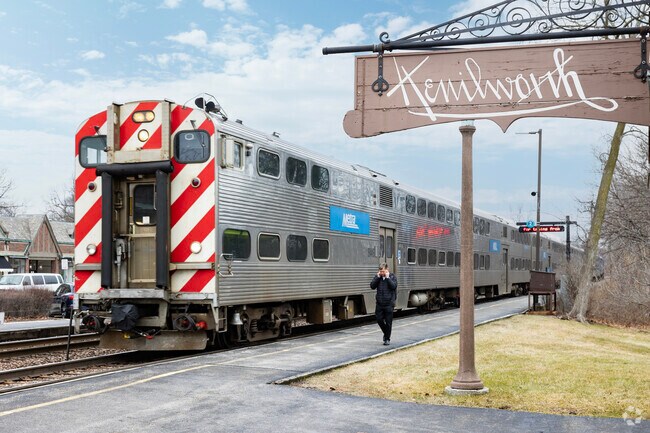 Commuting in Kenilworth is convenient with hourly Metra trains running North and Southbound.