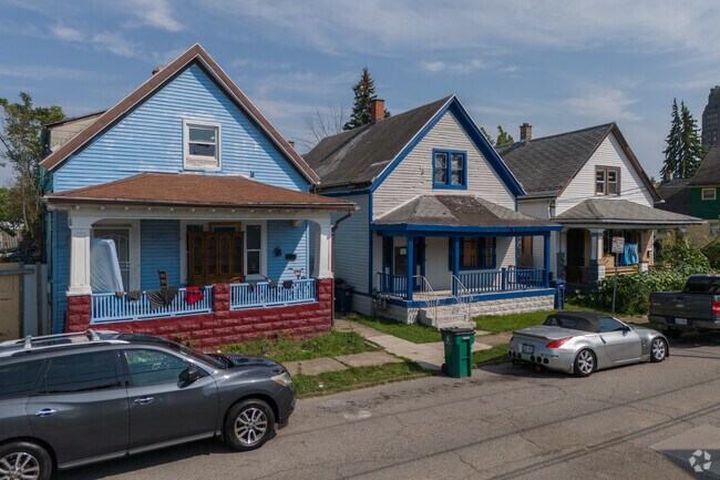 Prices for homes in Broadway-Fillmore have been consistent over the previous 12 months.