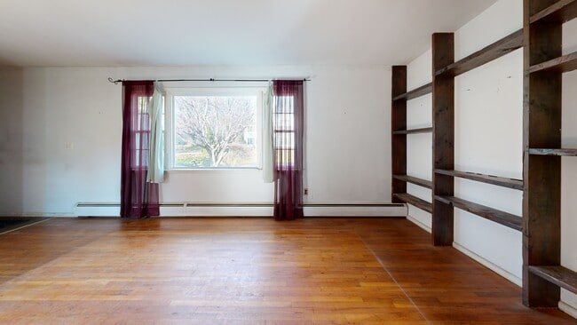 360 Narrow Ln, Orange, CT 06477 - photo 2