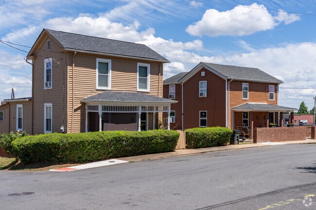 Some typical homes in Tinbridge Hill feature Four Square style homes.