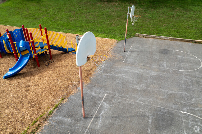 Clopper Mill Elementary School earns a B+ rating from Niche.