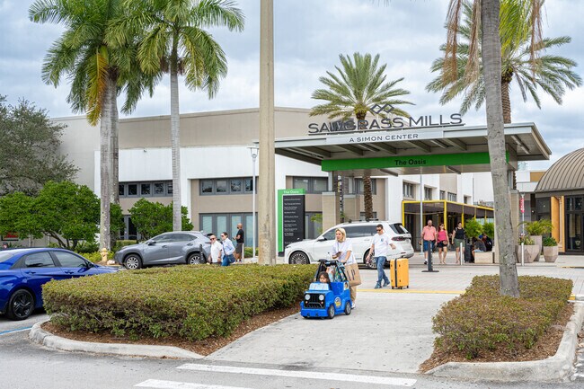 The well-known shopping destination Sawgrass Mills is just minutes away from Bonaventure.