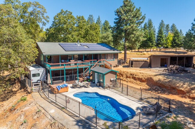 Cabin homes are frequent across Auburn Lake Trails’ wooded terrain.