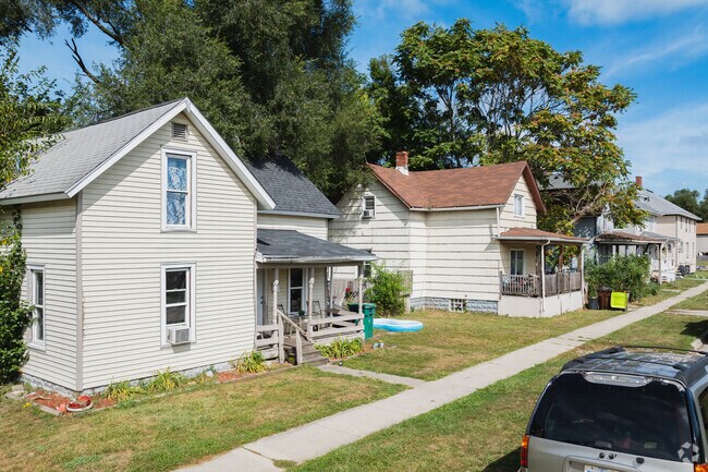 Southeast Monroe has many houses without garages.