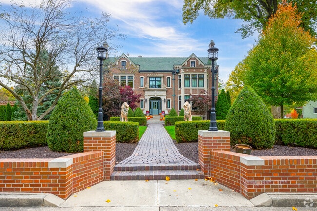 Best house guards are the lions if you want to display some artistic elements by your house.