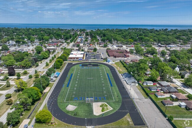 There are 19 full time teachers at Lakeview Virtual School in Saint Clair Shores.