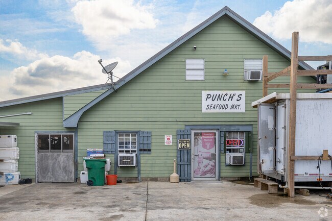 Pull up to Punch's Seafood Market for fresh local catches in Lockport Heights.