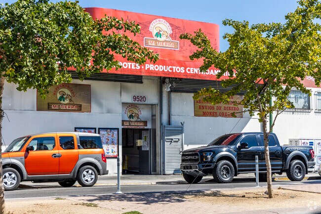 Supermercado Mi Tierra is the main hub for grocery shoppin in Elmhurst Park.