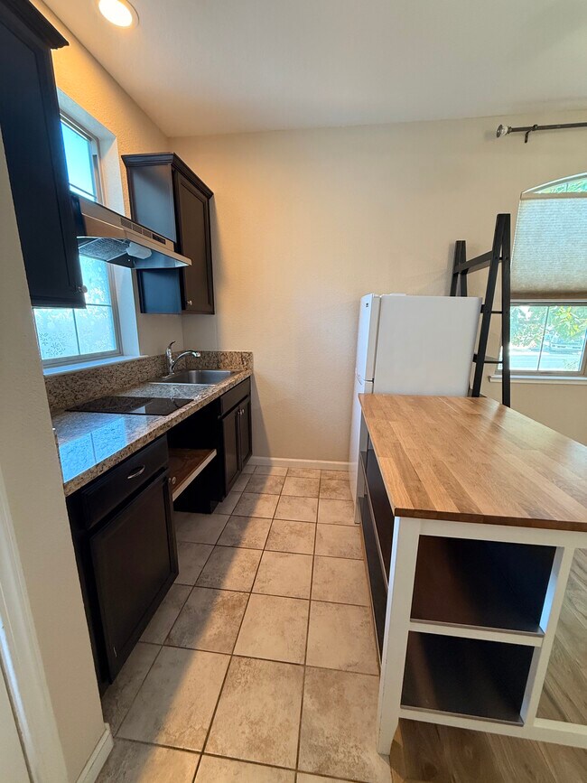 562 Sandy Shores Dr, Lathrop, CA 95330 - photo 3