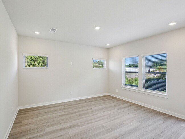 1347 Bluffton Cir, Clarksville, TN 37043 - photo 4