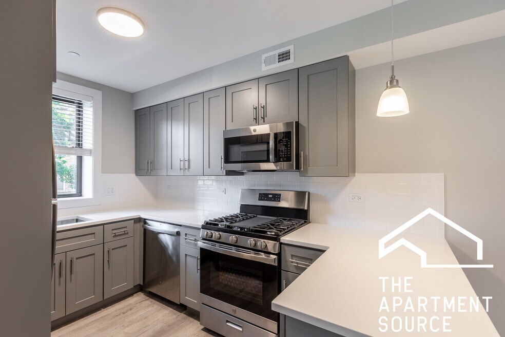 1135 Oak Ave unit E2, Evanston, IL 60202 - photo 1