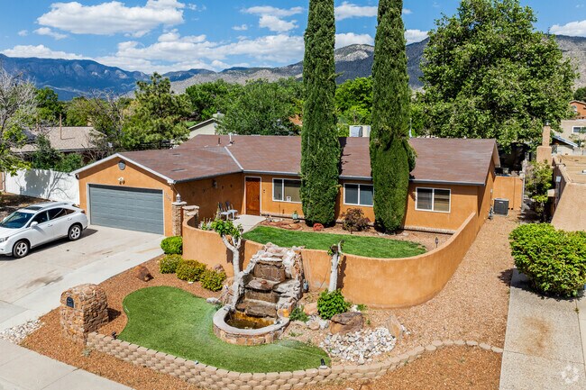 Ranch style homes with the Sandia Mountains in the distance are common in Matheson Park.