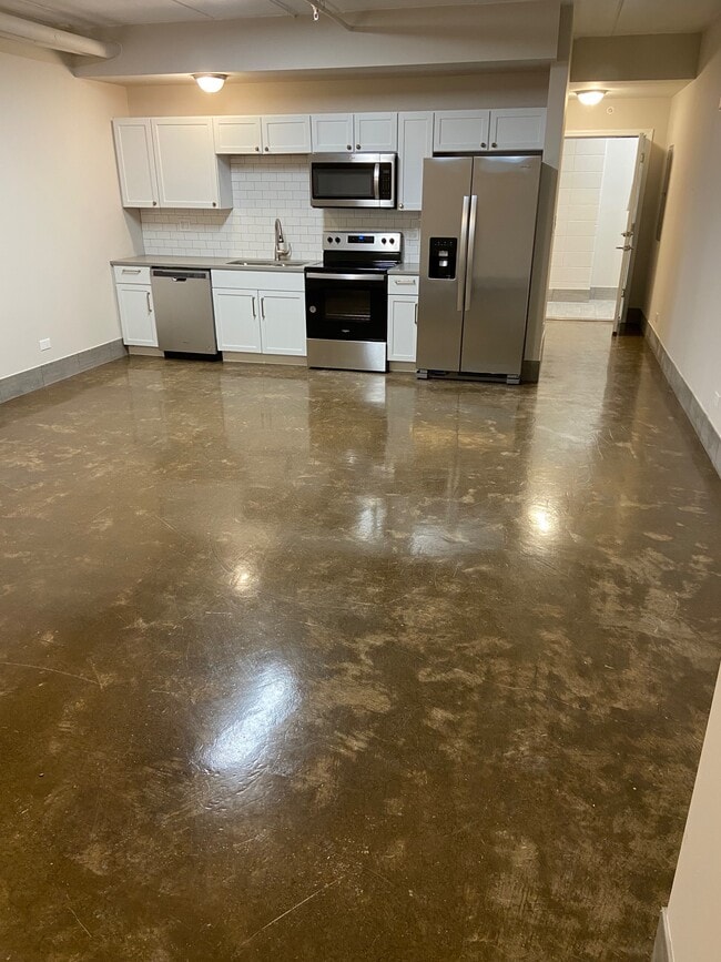 175 S Mchenry Ave unit 1 Bed - 1 Bath, Crystal Lake, IL 60014 - photo 2