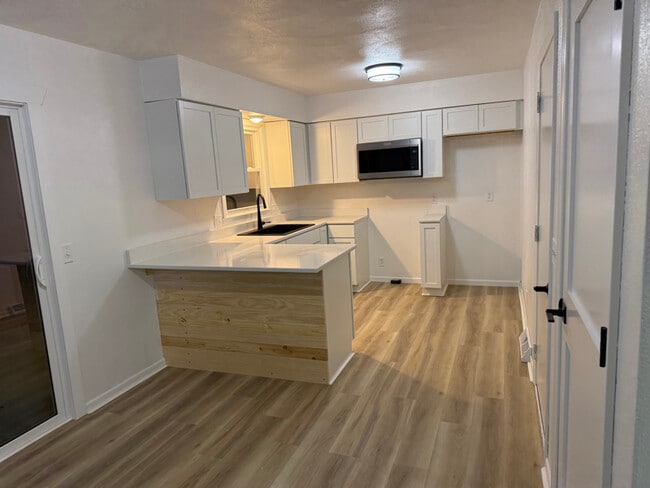 250 Westridge Rd unit 250, Janesville, WI 53548 - photo 2