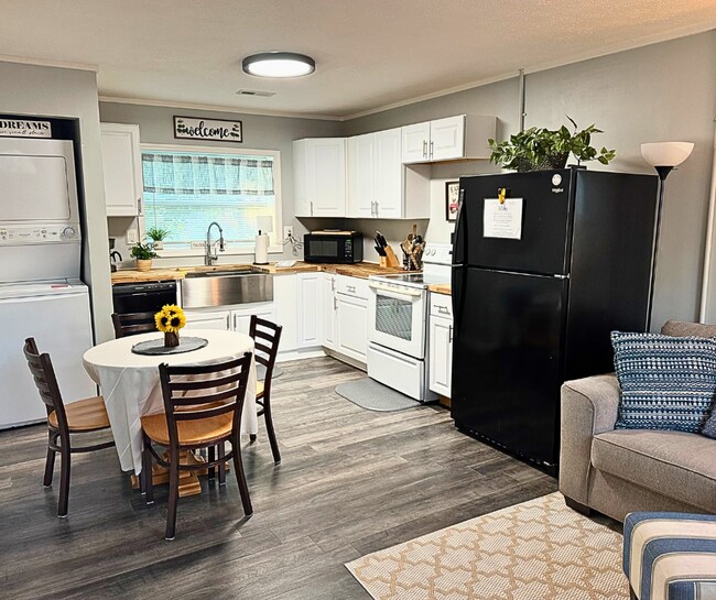 1115 Henrietta Dr unit Fully Furnished 1BR, Knoxville, TN 37912 - photo 2